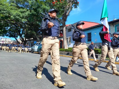 Con una duración de apenas media hora, se llevó a cabo en la capital veracruzana, el desfile conmemorativo al 213 Aniversario del inicio de la Guerra de Independencia.