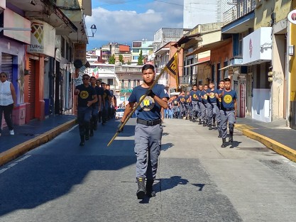 Con una duración de apenas media hora, se llevó a cabo en la capital veracruzana, el desfile conmemorativo al 213 Aniversario del inicio de la Guerra de Independencia.
