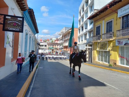 Con una duración de apenas media hora, se llevó a cabo en la capital veracruzana, el desfile conmemorativo al 213 Aniversario del inicio de la Guerra de Independencia.