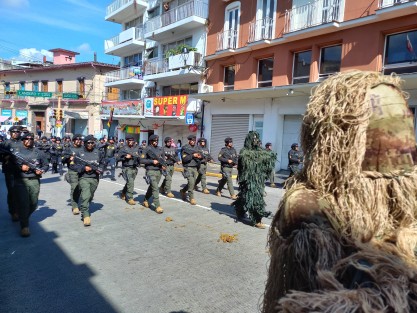 Con una duración de apenas media hora, se llevó a cabo en la capital veracruzana, el desfile conmemorativo al 213 Aniversario del inicio de la Guerra de Independencia.