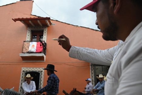 En Xico, previo al Grito de Independencia, y tratando de recuperar las fiestas que hace muchos años se realizan en este municipio y otros pueblos aledaños a la región, autoridades locales (asesoradas por la gente del pueblo) realizaron una Kermés Patria, donde las familias disfrutaron del torneo de cintas a caballo, la suelta de cerdos encebados, lotería, barril encebado, ruleta, concurso de encostalados, comal tiznado y muchos juegos tradicionales más.