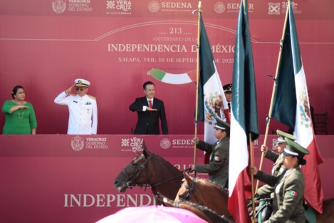 Con la participación de más de 2 mil 500 elementos de Fuerzas Armadas, corporaciones de seguridad y grupos de auxilio en el desfile, Veracruz conmemoró el 213 aniversario del inicio de la Independencia de México, la primera gran transformación del país, fruto del anhelo de justicia y libertad contra el yugo español.