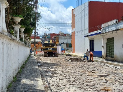 Pese a ser un día de descanso por Ley, este sábado no se detuvieron los trabajos en la restauración de la cale Independencia, en el centro de Xalapa.