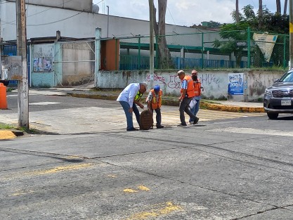 Pese a ser un día de descanso por Ley, este sábado no se detuvieron los trabajos en la restauración de la cale Independencia, en el centro de Xalapa.