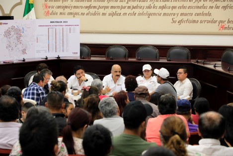 Para dar seguimiento a las solicitudes de obra pública que permitan mejorar las condiciones de vida de la población, el presidente municipal de Xalapa,Ricardo Ahued Bardahuil encabezó una jornada de audiencias ciudadanas en la Sala de Cabildo.