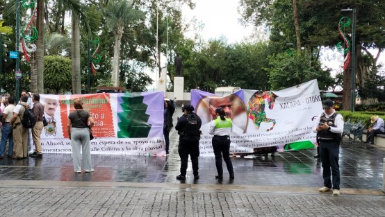 Vecinos de la calle Colima,en la colonia J.J. Panes, se manifestaron frente a Palacio Municipal para exigir al alcalde obras de pavimentación y drenaje para la misma, pues aseguran llevar 20 años sin ser atendidos. 