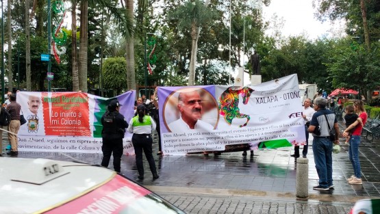 Vecinos de la calle Colima,en la colonia J.J. Panes, se manifestaron frente a Palacio Municipal para exigir al alcalde obras de pavimentación y drenaje para la misma, pues aseguran llevar 20 años sin ser atendidos. 