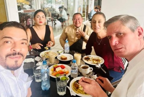  El diputado presidente de la Junta de Coordinación Política (JUCOPO), Juan Javier Gómez Cazarín, tuvo un desayuno con la coordinadora de los Comités de Defensa de la Cuarta Transformación, Claudia Sheinbaum Pardo en la Ciudad de México.