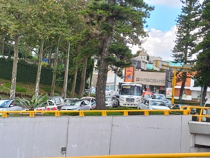 Debido a la obra de ampliación de Lázaro Cárdenas a la altura de plaza Animas, las avenidas Murillo Vidal y 20 de Noviembre, presentaron gran congestionamiento vial demorando los recorridos hasta cerca de una hora. 