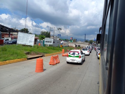 Sin causar problemas viales, como las de otros puntos de la ciudad, continúa la construcción del Paso superior vehicular sobre Lázaro Cárdenas.  Y el plantón en el camellón, también.  