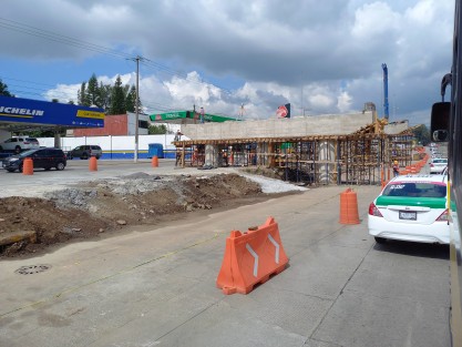 Sin causar problemas viales, como las de otros puntos de la ciudad, continúa la construcción del Paso superior vehicular sobre Lázaro Cárdenas.  Y el plantón en el camellón, también.  