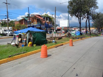 Sin causar problemas viales, como las de otros puntos de la ciudad, continúa la construcción del Paso superior vehicular sobre Lázaro Cárdenas.  Y el plantón en el camellón, también.  
