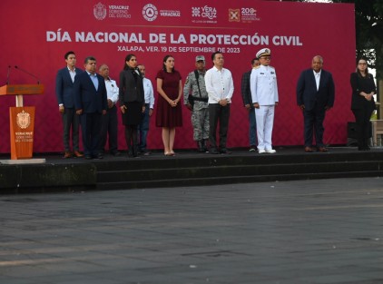 El gobernador del estado, Cuitláhuac García Jiménez, encabezó la ceremonia de conmemoración del Día Nacional de la Protección Civil, la cual inició antes de las 7 de la mañana en el marco de la memoria por los sismos de 1985 y 2017 de la Ciudad de México. 