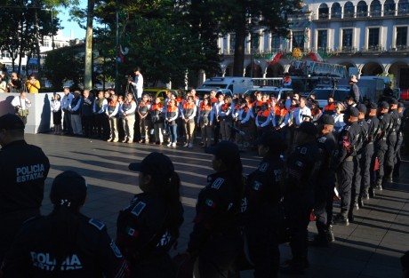 El gobernador del estado, Cuitláhuac García Jiménez, encabezó la ceremonia de conmemoración del Día Nacional de la Protección Civil, la cual inició antes de las 7 de la mañana en el marco de la memoria por los sismos de 1985 y 2017 de la Ciudad de México. 