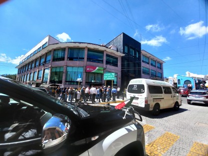 En punto de las 11:00 horas, diversas dependencias, organizaciones, escuelas, comercios y particulares, se sumaron al simulacro nacional.  