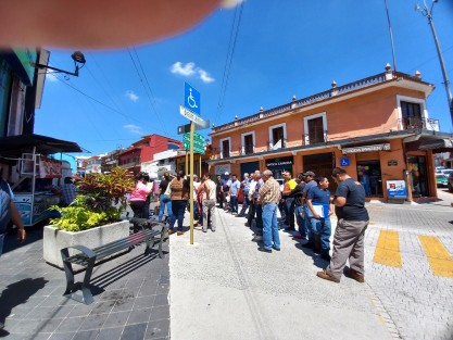 En punto de las 11:00 horas, diversas dependencias, organizaciones, escuelas, comercios y particulares, se sumaron al simulacro nacional.  