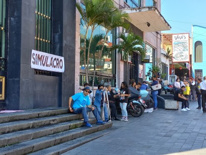 En punto de las 11:00 horas, diversas dependencias, organizaciones, escuelas, comercios y particulares, se sumaron al simulacro nacional.  