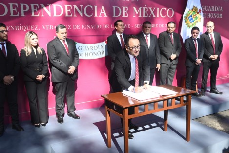 El titular de la SIOP, Elio Hernández Gutiérrez, acompañado de colaboradores rindió honores al Padre de la Patria, Miguel Hidalgo y Costilla, en el parque de Los Berros.