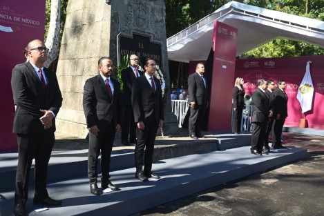El titular de la SIOP, Elio Hernández Gutiérrez, acompañado de colaboradores rindió honores al Padre de la Patria, Miguel Hidalgo y Costilla, en el parque de Los Berros.