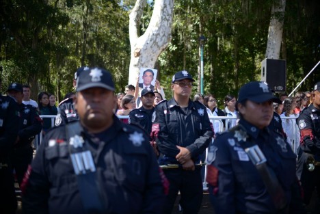 Durante el acto compañeros alzaron una fotografía de Yair Araujo, quien fue asesinado el 17 de septiembre. 