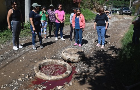 Habitantes de la localidad El Pueblito, municipio de Jilotepec, denunciaron que el estado de la red de drenaje ha empeorado por la operación de un rastro en la zona que vierte desechos de los animales, mismos que brotan a la calle.