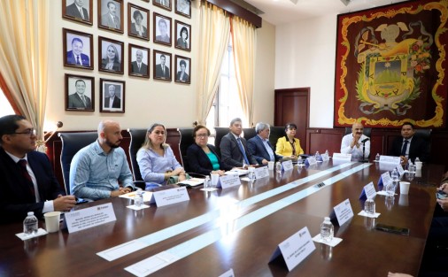 El Ayuntamiento trabaja para ser un gobierno más eficaz, eficiente y moderno que facilite la labor del notariado público y los trámites que se brindan a la ciudadanía, afirmó el presidente municipal Ricardo Ahued Bardahuil, durante una reunión con integrantes del Colegio de Notarios del Estado de Veracruz. 