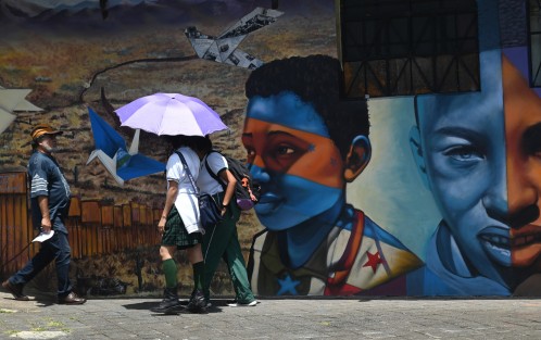 Unas personas caminan frente a un mural de la casa del Lago en la ciudad de Xalapa.