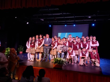 El campeón mundial paralímpico de nado, Diego López Díaz, El Misil Xalapeño, impartió una charla a estudiantes y público en general en el teatro J.J. Herrera de  su natal Xalapa, Ver., donde narró cómo un cambio en su forma de verse en el futuro, le cambió la vida en todos los aspectos.