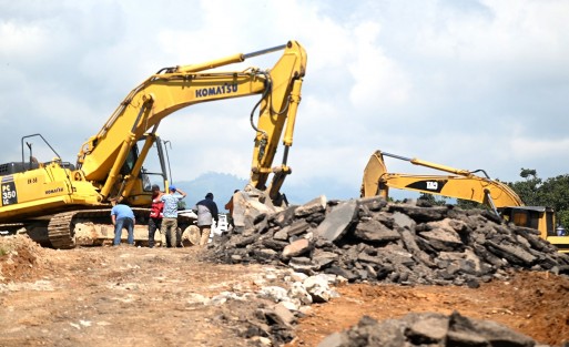 En la comunidad La Laguna, municipio de Coatepec, están sacando toda la arena para la construcción de la segunda etapa del Libramiento, señalan habitantes. 