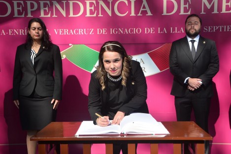 La encargada de despacho de la Secretaría de Salud, Guadalupe Díaz del Castillo, encabezó la guardia de honor en el monumento de Miguel Hidalgo y Costilla, en Los Berros. 