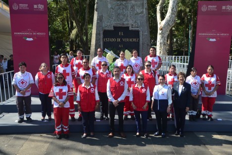 Personal de la Cruz Roja rindió guardia de honor a Miguel Hidalgo y Costilla en el 213 aniversario del inicio de la Independencia. Fueron encabezados por Antonio Limón Cházaro.