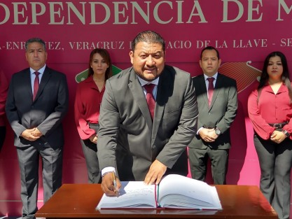 El titular de la Procuraduría Estatal de Protección al Medio Ambiente (PMA), Sergio Rodríguez, rindió guardia de honor a Miguel Hidalgo y Costilla en el 213 aniversario del inicio de la Independencia.