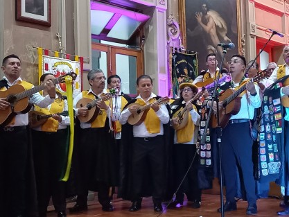 Para tan memorable ocasión se reunieron ex integrantes de la Estudiantina del Colegio Preparatorio de Xalapa, de generaciones 1967 a 2013, quienes se reunieron desde hace meses como Antiguos Tunos CPX. El Paraninfo fue insuficiente para albergar a quienes quisieron estar presentes. 