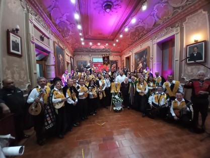 Para tan memorable ocasión se reunieron ex integrantes de la Estudiantina del Colegio Preparatorio de Xalapa, de generaciones 1967 a 2013, quienes se reunieron desde hace meses como Antiguos Tunos CPX. El Paraninfo fue insuficiente para albergar a quienes quisieron estar presentes. 