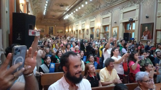 Para tan memorable ocasión se reunieron ex integrantes de la Estudiantina del Colegio Preparatorio de Xalapa, de generaciones 1967 a 2013, quienes se reunieron desde hace meses como Antiguos Tunos CPX. El Paraninfo fue insuficiente para albergar a quienes quisieron estar presentes. 