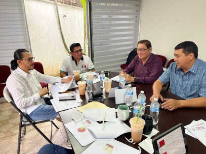 Atendiendo los lineamientos emitidos por la Coordinadora Nacional de los Trabajos en Defensa de la 4T, la Dra. Claudia Sheinbaum Pardo, el presidente del CEE de Morena Veracruz, Esteban Ramírez Zepeta, sostuvo una reunión con Vicente Aguilar Aguilar, Dirigente Estatal del PT, Ramón Díaz Ávila Comisionado Político Estatal del PT, y Carlos Marcelo Ruiz Sánchez, Dirigente Estatal del Partido Verde. 