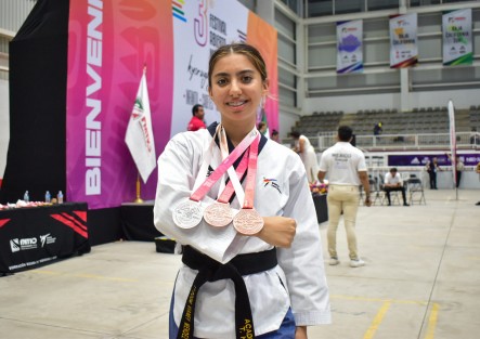 Vianey Méndez Castillo se colgó tres medallas una de plata y dos de bronce, la presea de plata la obtuvo en la categoría Junior Parejas Mixtas, mientras que los bronces fue en la categoría de Junior Femenil y Junior por equipos femenil.