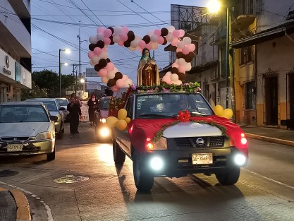 En una manifestación de fe, hermanas Teresitas marcharon en procesión hacia la Catedral Metropolitana en conmemoración del 150 aniversario del nacimiento de su patrona, Santa Teresita del Niño Jesús. 