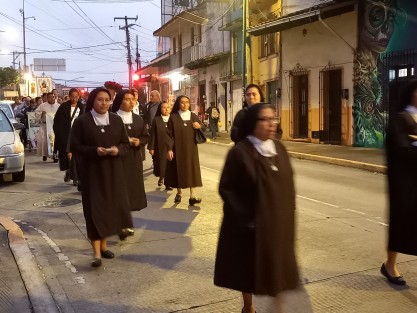 En una manifestación de fe, hermanas Teresitas marcharon en procesión hacia la Catedral Metropolitana en conmemoración del 150 aniversario del nacimiento de su patrona, Santa Teresita del Niño Jesús. 