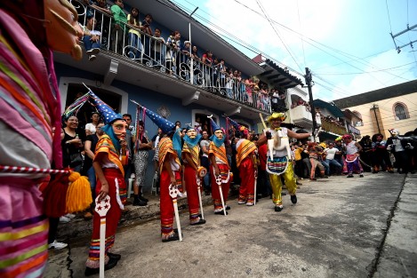 En Naolinco, Ver., como en la mayoría de las localidades de la región centro de Veracruz, durante su fiesta patronal, en este caso San Mateo, se presenta la danza de Moros y Cristianos, conocida en esta región como Los Santiagos. 