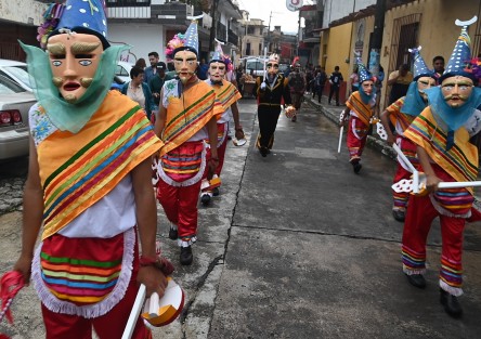 La danza de Moros y Cristianos tiene su origen en España, para representar la lucha de re evangelización de la Península Iberica, tras la invasión musulmana. Evangelizadores durante el Virreinato trajeron la danza como una forma de sembrar la fe cristiana en los nuevos territorios conquistados.  