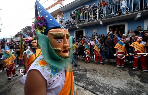 Cada región de la Nueva España fue variando la danza, que básicamente consiste en los dos bandos: los cristianos, encabezados por el apóstol Santiago y dos Caínes; y los infieles, por Pilatos, quienes se enfrentan con sus espadas de madera.
