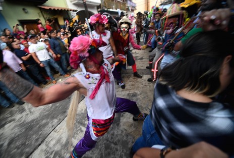 Cada región de la Nueva España fue variando la danza, que básicamente consiste en los dos bandos: los cristianos, encabezados por el apóstol Santiago y dos Caínes; y los infieles, por Pilatos, quienes se enfrentan con sus espadas de madera.