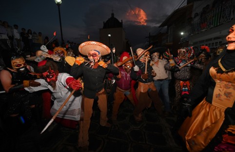 Como variante en la Nueva España se  adicionaron a la danza La Negreada, personajes misteriosos que se cree representan a los integrantes de la tercera raíz, los afrodescendientes, a quienes los evangelizadores mantuvieron algo relegados. 