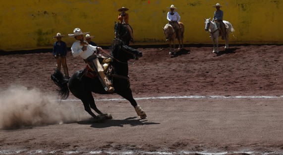 La Asociación de Charros de Xalapa realizó la gran charreada de exhibición en el Lienzo Charro de Murillo Vidal. Participaron el rancho Los Amigos, el rancho La Victoria y Charros de Xalapa. Gracias a la invitación de nuestro gran amigo Guillermo Núñez Huesca, quien también mostró sus dotes en este deporte muy mexicano.