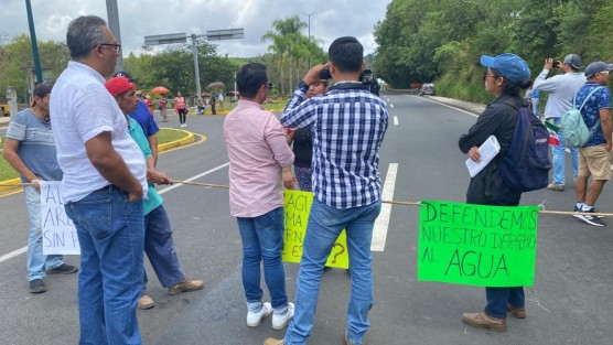 Luego de ser ignorados por autoridades  locales, habitantes de La laguna realizan un bloqueo a la altura de los accesos al libramiento (entrada a Pacho Viejo). Se manifiestan por la explotación de los arenales que podría afectarles aún más en el abastecimiento de agua a más de mil pobladores de la zona.