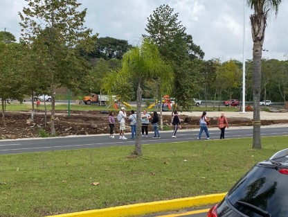 Luego de ser ignorados por autoridades  locales, habitantes de La laguna realizan un bloqueo a la altura de los accesos al libramiento (entrada a Pacho Viejo). Se manifiestan por la explotación de los arenales que podría afectarles aún más en el abastecimiento de agua a más de mil pobladores de la zona.
