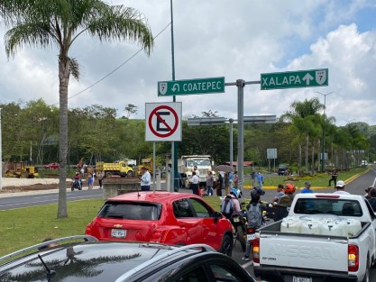 Luego de ser ignorados por autoridades  locales, habitantes de La laguna realizan un bloqueo a la altura de los accesos al libramiento (entrada a Pacho Viejo). Se manifiestan por la explotación de los arenales que podría afectarles aún más en el abastecimiento de agua a más de mil pobladores de la zona.