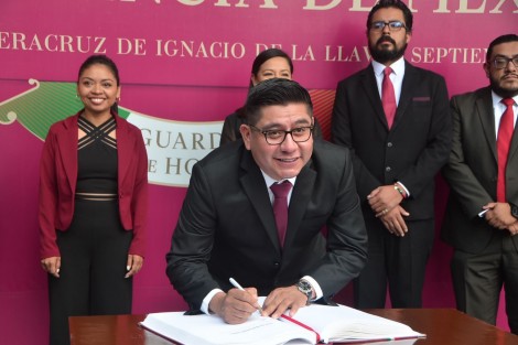 El dirigente estatal de MORENA, Esteban Ramírez Zepeta, e integrantes del comité directivo, rindieron guardia de honor ante el monumento a Miguel Hidalgo, en el Parque Los Berros.