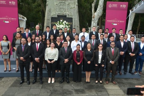 El dirigente estatal de MORENA, Esteban Ramírez Zepeta, e integrantes del comité directivo, rindieron guardia de honor ante el monumento a Miguel Hidalgo, en el Parque Los Berros.